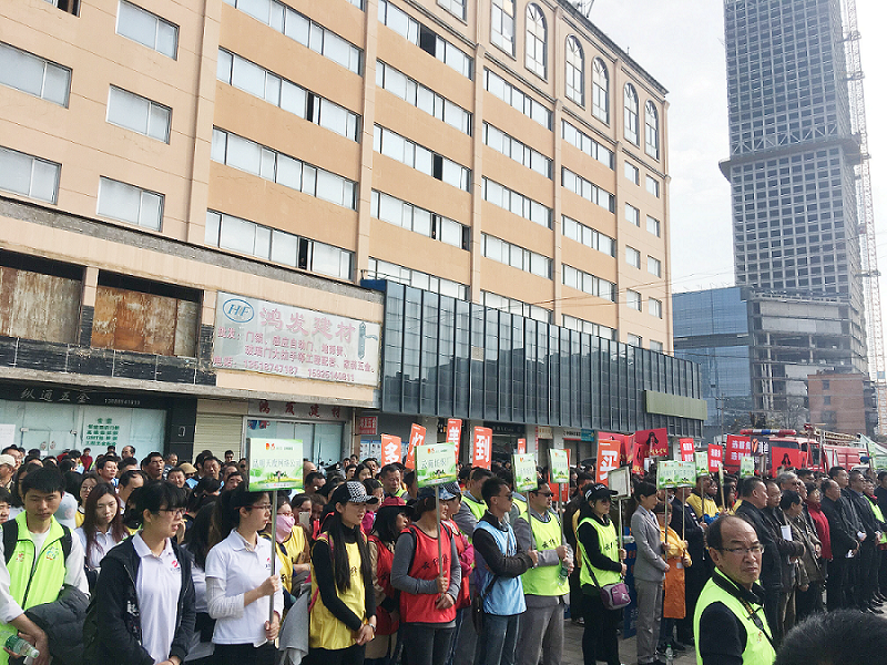 2017年3月5日，是我國第54個學雷鋒紀念日。3月份的春天萬物復蘇，百花齊放。陽光透過淡薄的云層照耀著大地，它的萬道金光愉快地普照著萬物。春風拂面,是那么清柔,那么親切,就像是雷鋒的精神一直溫暖著、鼓舞著我們!