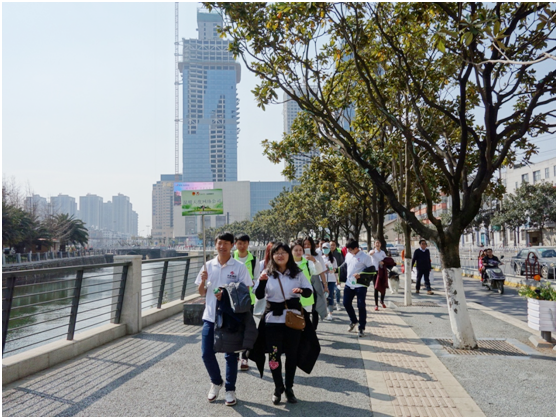 一路上，志愿者把“學雷鋒踐行動 樹新風做好事 做志愿者”的精神傳揚到大街小巷，把雷鋒為人民服務的志愿精神帶到城市的每個角落。